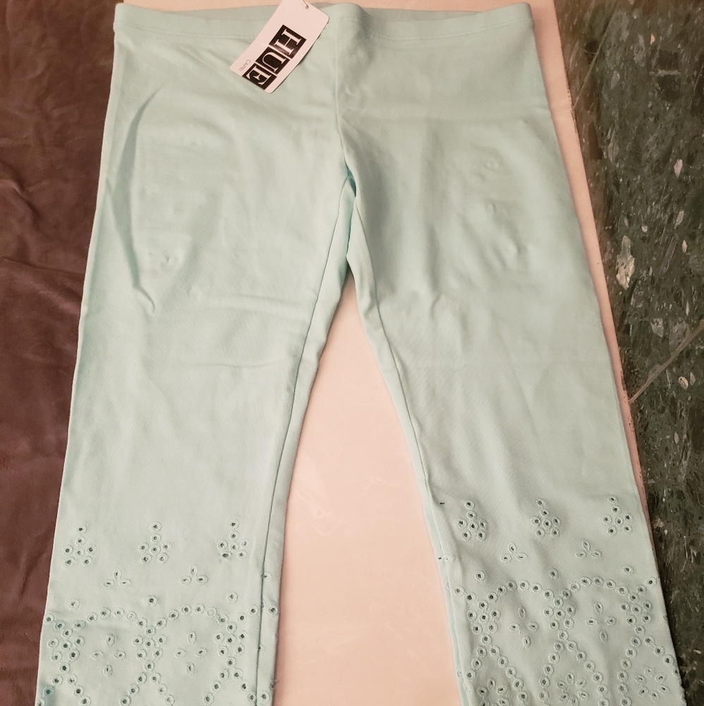 Light green NWT Hue capri leggings